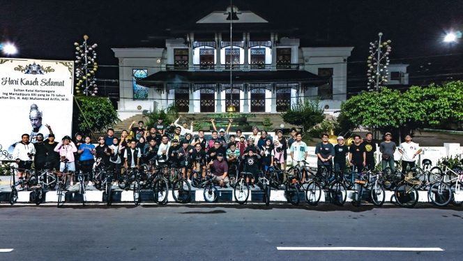 
Peserta Critical Mass Tenggarong berfoto bersama di depan Kedaton Kutai Kartanegara seusai kampanye bersepeda dan keselamatan jalan. (Istimewa)