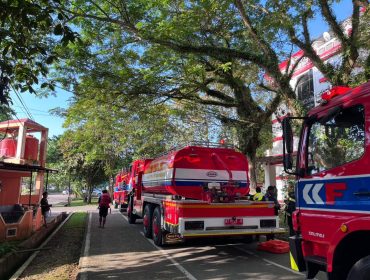 Unit Disdamkarmatan Kukar bersiaga di Gedung D Kantor Bupati Kukar saat menangani insiden korsleting listrik di ruang kerja BPKAD Kukar. (Humas Disdamkarmatan Kukar)