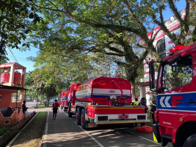
Unit Disdamkarmatan Kukar bersiaga di Gedung D Kantor Bupati Kukar saat menangani insiden korsleting listrik di ruang kerja BPKAD Kukar. (Humas Disdamkarmatan Kukar)