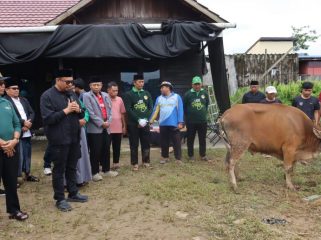 Bupati Kukar Aulia Rahman Basri memberikan sambutan sebelum menyerahkan sapi kurban kepada LDII Kukar di Loa Ipuh, Tenggarong. (Istimewa)