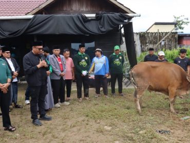 Bupati Kukar Aulia Rahman Basri memberikan sambutan sebelum menyerahkan sapi kurban kepada LDII Kukar di Loa Ipuh, Tenggarong. (Istimewa)