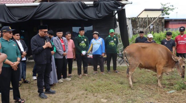 Bupati Kukar Aulia Rahman Basri memberikan sambutan sebelum menyerahkan sapi kurban kepada LDII Kukar di Loa Ipuh, Tenggarong. (Istimewa)