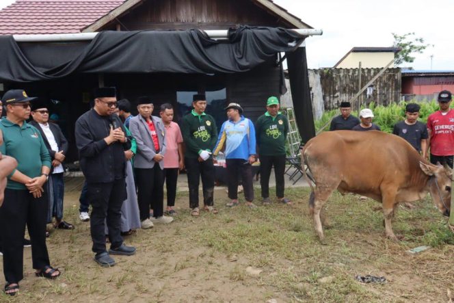 
Bupati Kukar Aulia Rahman Basri memberikan sambutan sebelum menyerahkan sapi kurban kepada LDII Kukar di Loa Ipuh, Tenggarong. (Istimewa)