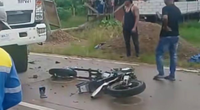 Kondisi sepeda motor setelah terlibat kecelakaan dengan bus pengangkut karyawan tambang di Desa Long Lalang, Kecamatan Tabang. (Istimewa/tangkapan layar)