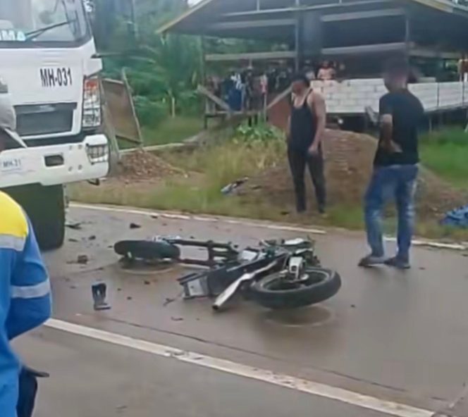 
Kondisi sepeda motor setelah terlibat kecelakaan dengan bus pengangkut karyawan tambang di Desa Long Lalang, Kecamatan Tabang. (Istimewa/tangkapan layar)