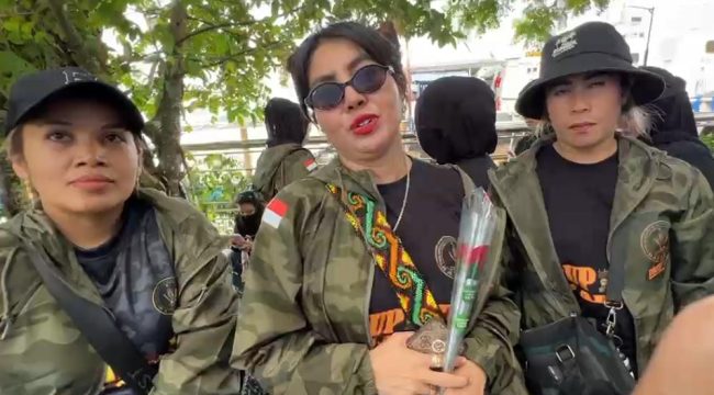 Perwakilan Drupadi Baladika Kaltim membawa bunga mawar dalam aksi damai di Samarinda. (Istimewa)