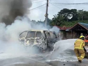 Petugas Disdamkarmatan Kukar memadamkan api yang membakar satu unit mobil di Jalan Kramajaya, Kelurahan Mangkurawang, Kecamatan Tenggarong. (Istimewa)