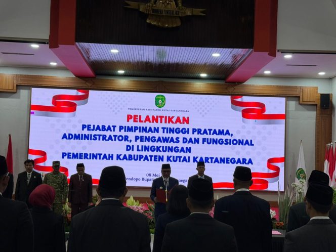 
Bupati Kukar Aulia Rahman Basri melantik 19 pejabat pimpinan tinggi pratama, administrator, pengawas, dan fungsional di lingkungan Pemkab Kukar, Jumat (8/5/2026). (Angga/okeborneo.com)
