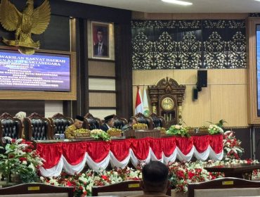 Suasana rapat paripurna DPRD Kukar saat pengesahan Raperda Perlindungan dan Pengembangan Bahasa dan Sastra Kutai serta Raperda Pengelolaan dan Pengembangan Perikanan Budidaya Air Tawar. (Angga/okeborneo.com)