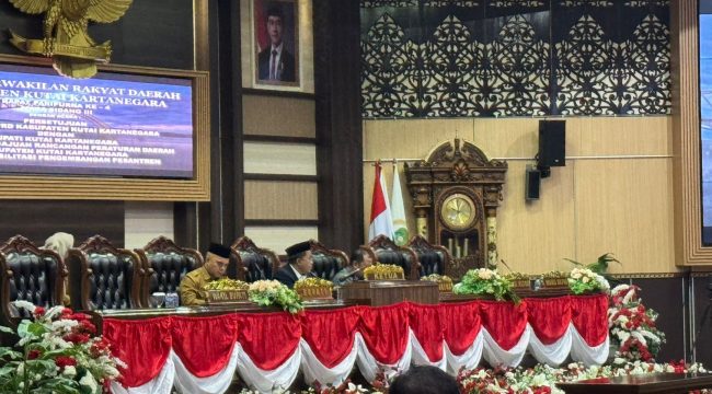 Suasana rapat paripurna DPRD Kukar saat pengesahan Raperda Perlindungan dan Pengembangan Bahasa dan Sastra Kutai serta Raperda Pengelolaan dan Pengembangan Perikanan Budidaya Air Tawar. (Angga/okeborneo.com)