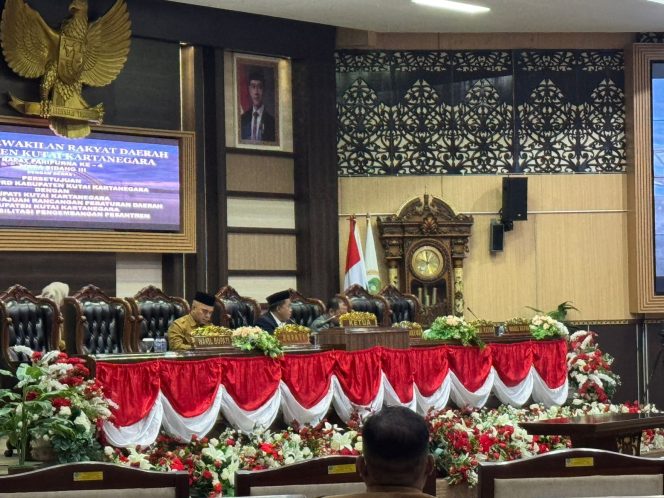 
Suasana rapat paripurna DPRD Kukar saat pengesahan Raperda Perlindungan dan Pengembangan Bahasa dan Sastra Kutai serta Raperda Pengelolaan dan Pengembangan Perikanan Budidaya Air Tawar. (Angga/okeborneo.com)