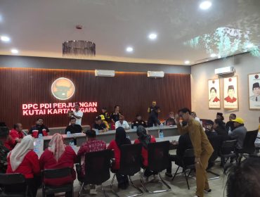 Pertemuan DPC PDI Perjuangan Kukar bersama aliansi tiga ormas yang menyampaikan desakan pengunduran diri Ketua DPRD Kukar. (Angga/okeborneo.com)
