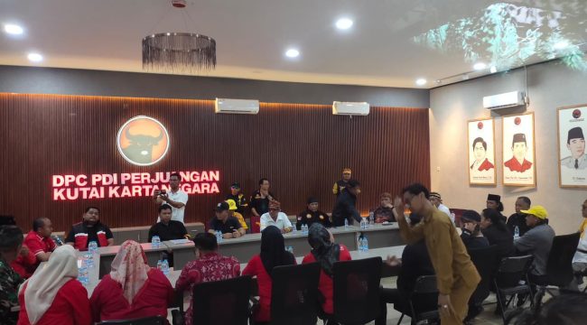Pertemuan DPC PDI Perjuangan Kukar bersama aliansi tiga ormas yang menyampaikan desakan pengunduran diri Ketua DPRD Kukar. (Angga/okeborneo.com)