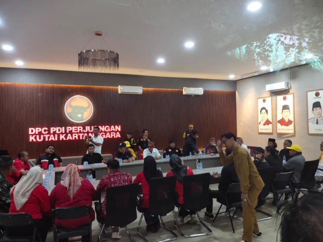 
Pertemuan DPC PDI Perjuangan Kukar bersama aliansi tiga ormas yang menyampaikan desakan pengunduran diri Ketua DPRD Kukar. (Angga/okeborneo.com)