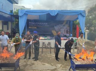 Petugas Bea Cukai Samarinda bersama unsur terkait memusnahkan barang kena cukai ilegal hasil penindakan di halaman Kantor KPPBC TMP B Samarinda. (Istimewa)