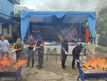 Petugas Bea Cukai Samarinda bersama unsur terkait memusnahkan barang kena cukai ilegal hasil penindakan di halaman Kantor KPPBC TMP B Samarinda. (Istimewa)