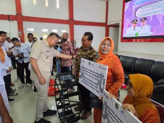 Bupati Kukar Aulia Rahman Basri menyerahkan bantuan sosial kepada veteran dan janda veteran dalam kegiatan penyaluran bantuan bagi kelompok rentan di BPU Tenggarong. (Istimewa)