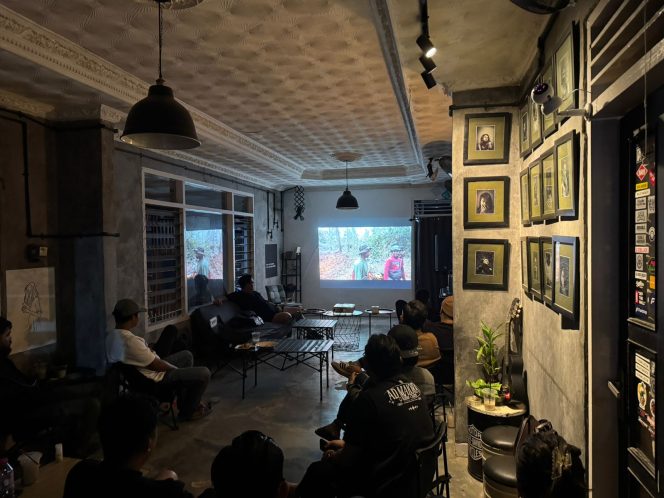 
Suasana pemutaran film dokumenter Pesta Babi yang digelar KOPI Tenggarong di Kedai Rogoss sebagai ruang diskusi isu ekologi dan pembangunan. (Angga/okeborneo.com)