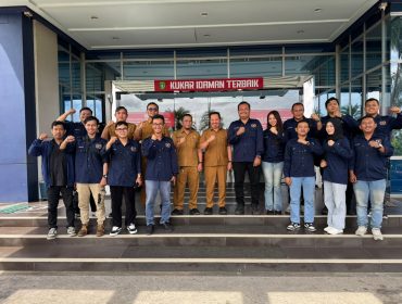 Pengurus PWI Kukar bersama jajaran Diskominfo Kukar seusai audiensi terkait program UKW dan penguatan komunikasi publik. (Dok. PWI Kukar)