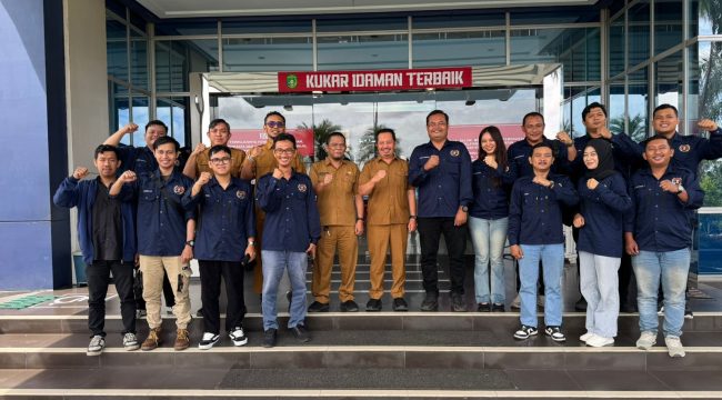 Pengurus PWI Kukar bersama jajaran Diskominfo Kukar seusai audiensi terkait program UKW dan penguatan komunikasi publik. (Dok. PWI Kukar)