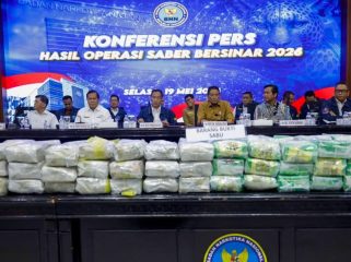 BNN RI memaparkan barang bukti sabu dalam konferensi pers hasil Operasi Saber Bersinar 2026 di Kantor BNN, Cawang, Jakarta. (Istimewa)