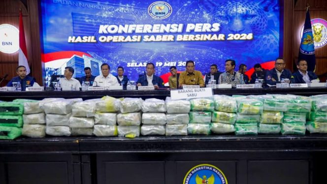 
BNN RI memaparkan barang bukti sabu dalam konferensi pers hasil Operasi Saber Bersinar 2026 di Kantor BNN, Cawang, Jakarta. (Istimewa)