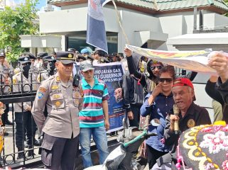 Sejumlah peserta aksi menyampaikan aspirasi di depan Kantor Gubernur Kaltim, Kamis (21/5/2026). Aksi 215 mereda setelah perwakilan massa diterima Gubernur Kaltim Rudy Mas’ud. (Istimewa)