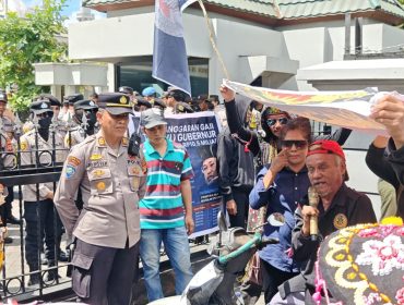 Sejumlah peserta aksi menyampaikan aspirasi di depan Kantor Gubernur Kaltim, Kamis (21/5/2026). Aksi 215 mereda setelah perwakilan massa diterima Gubernur Kaltim Rudy Mas’ud. (Istimewa)