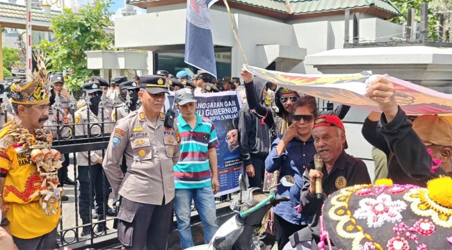 Sejumlah peserta aksi menyampaikan aspirasi di depan Kantor Gubernur Kaltim, Kamis (21/5/2026). Aksi 215 mereda setelah perwakilan massa diterima Gubernur Kaltim Rudy Mas’ud. (Istimewa)