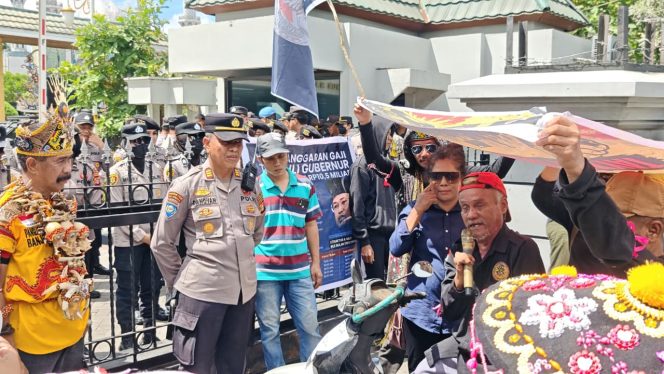 
Sejumlah peserta aksi menyampaikan aspirasi di depan Kantor Gubernur Kaltim, Kamis (21/5/2026). Aksi 215 mereda setelah perwakilan massa diterima Gubernur Kaltim Rudy Mas’ud. (Istimewa)