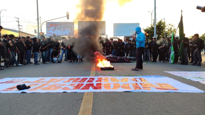 
Massa Aliansi Gerakan Rakyat Menggugat Kaltim melakukan aksi teatrikal dengan membakar ban di simpang Jalan Slamet Riyadi, dekat Jembatan Mahakam, Samarinda, Kamis, 18 Juni 2026. Aksi tersebut turut mendesak DPRD Kaltim segera menindaklanjuti pembahasan hak angket. (Pep/OkeBorneo.com)