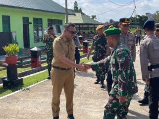 Bupati Kukar Aulia Rahman Basri bersalaman dengan petinggi Yonarmed 22/Kesumawira. (Angga/okebormeo.com)