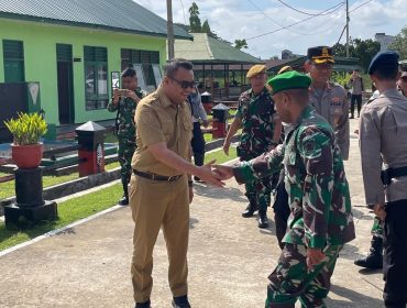 Bupati Kukar Aulia Rahman Basri bersalaman dengan petinggi Yonarmed 22/Kesumawira. (Angga/okebormeo.com)