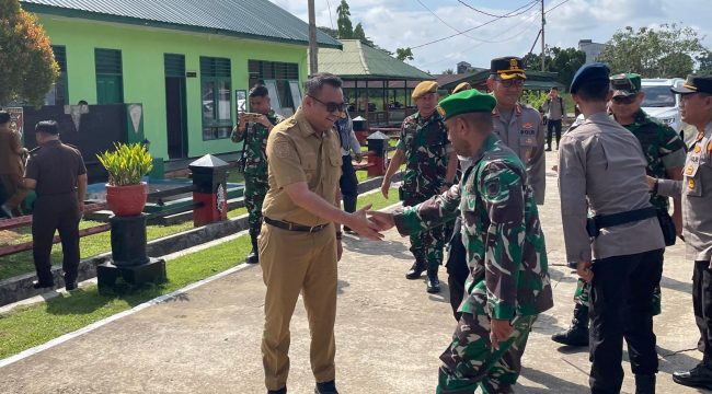 Bupati Kukar Aulia Rahman Basri bersalaman dengan petinggi Yonarmed 22/Kesumawira. (Angga/okebormeo.com)