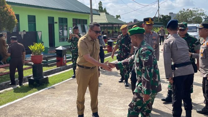 
Bupati Kukar Aulia Rahman Basri bersalaman dengan petinggi Yonarmed 22/Kesumawira. (Angga/okebormeo.com)
