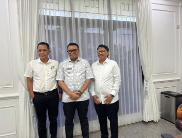Foto bersama Penjabat Ketua Kadin Kukar Dedi Sudarya, Ketua APBMI Kuala Samboja Loeis Subowo Saminanto, dan Bupati Kukar Aulia Rahman Basri. (Angga/okeborneo.com)