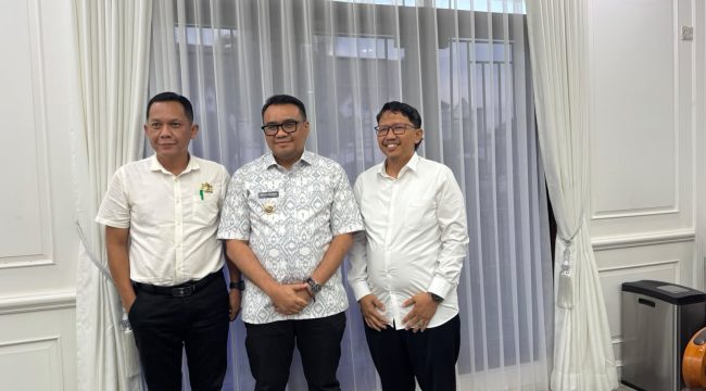 Foto bersama Penjabat Ketua Kadin Kukar Dedi Sudarya, Ketua APBMI Kuala Samboja Loeis Subowo Saminanto, dan Bupati Kukar Aulia Rahman Basri. (Angga/okeborneo.com)
