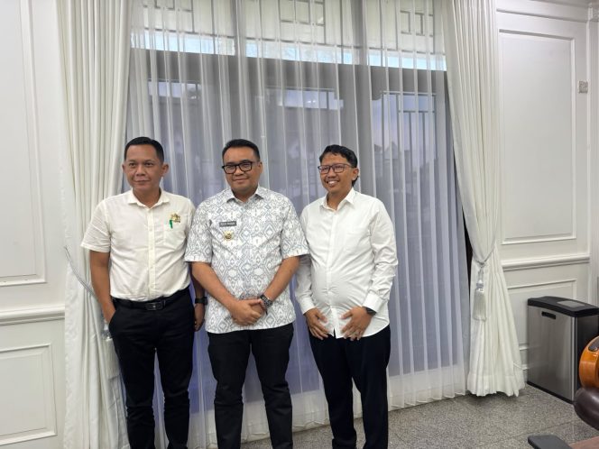 
Foto bersama Penjabat Ketua Kadin Kukar Dedi Sudarya, Ketua APBMI Kuala Samboja Loeis Subowo Saminanto, dan Bupati Kukar Aulia Rahman Basri. (Angga/okeborneo.com)