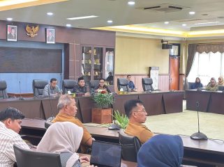 apat dengar pendapat DPRD Kukar bersama pemerintah daerah dan perwakilan warga membahas pengelolaan Perumahan Eks Tanjung Mangkurawang di Ruang Banmus DPRD Kukar, Senin, 22 Juni 2026. (angga/okeborneo.com)