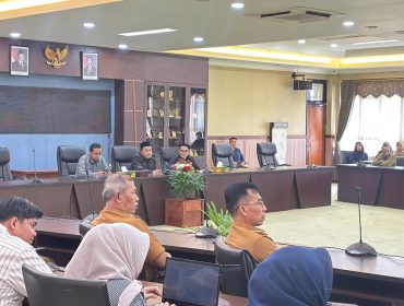 apat dengar pendapat DPRD Kukar bersama pemerintah daerah dan perwakilan warga membahas pengelolaan Perumahan Eks Tanjung Mangkurawang di Ruang Banmus DPRD Kukar, Senin, 22 Juni 2026. (angga/okeborneo.com)