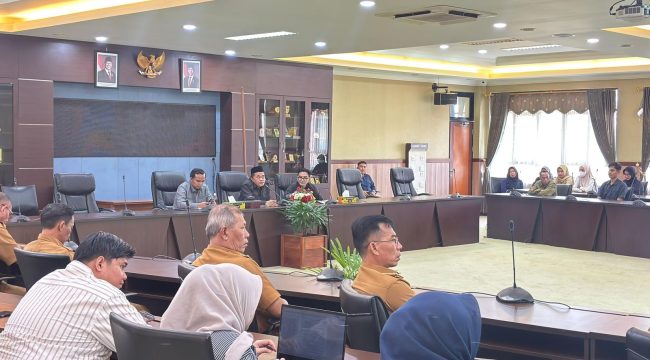 apat dengar pendapat DPRD Kukar bersama pemerintah daerah dan perwakilan warga membahas pengelolaan Perumahan Eks Tanjung Mangkurawang di Ruang Banmus DPRD Kukar, Senin, 22 Juni 2026. (angga/okeborneo.com)