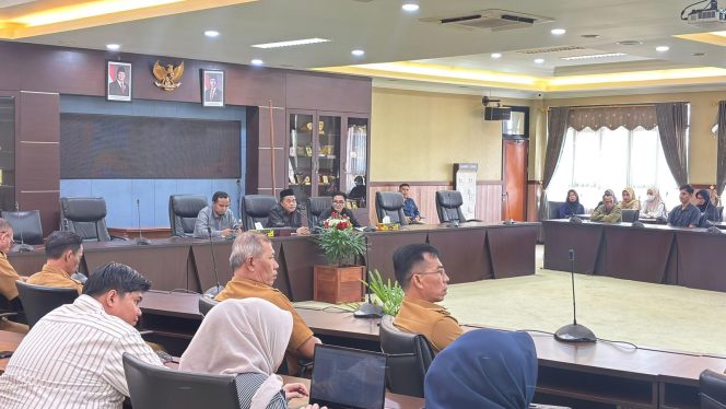 
apat dengar pendapat DPRD Kukar bersama pemerintah daerah dan perwakilan warga membahas pengelolaan Perumahan Eks Tanjung Mangkurawang di Ruang Banmus DPRD Kukar, Senin, 22 Juni 2026. (angga/okeborneo.com)