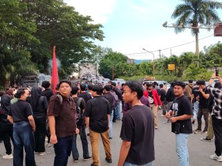 Massa Aliansi Gerakan Rakyat Menggugat Kaltim menggelar aksi di simpang Jalan Slamet Riyadi, dekat Jembatan Mahakam, Samarinda, Kamis, 18 Juni 2026. Aksi tersebut sempat menghambat arus kendaraan di sekitar lokasi. (Pep/OkeBorneo.com)