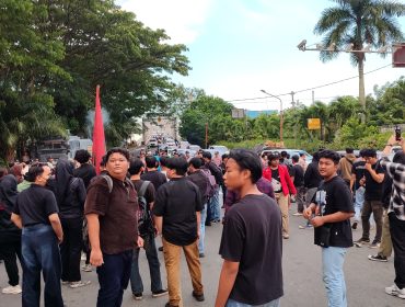 Massa Aliansi Gerakan Rakyat Menggugat Kaltim menggelar aksi di simpang Jalan Slamet Riyadi, dekat Jembatan Mahakam, Samarinda, Kamis, 18 Juni 2026. Aksi tersebut sempat menghambat arus kendaraan di sekitar lokasi. (Pep/OkeBorneo.com)