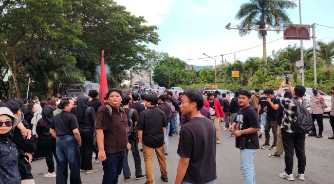 Massa Aliansi Gerakan Rakyat Menggugat Kaltim menggelar aksi di simpang Jalan Slamet Riyadi, dekat Jembatan Mahakam, Samarinda, Kamis, 18 Juni 2026. Aksi tersebut sempat menghambat arus kendaraan di sekitar lokasi. (Pep/OkeBorneo.com)