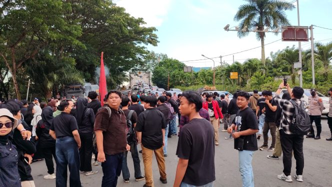 
Massa Aliansi Gerakan Rakyat Menggugat Kaltim menggelar aksi di simpang Jalan Slamet Riyadi, dekat Jembatan Mahakam, Samarinda, Kamis, 18 Juni 2026. Aksi tersebut sempat menghambat arus kendaraan di sekitar lokasi. (Pep/OkeBorneo.com)