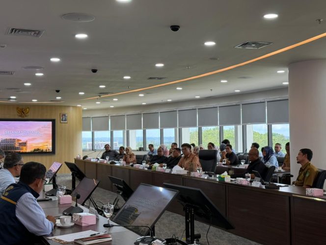 
Rapat Dengar Pendapat Pemkab Kukar bersama OIKN terkait penertiban kawasan Tahura. (Angga/okeborneo.com)