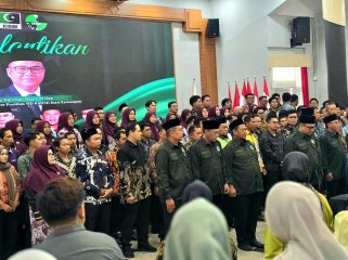 Pengurus MD KAHMI dan FORHATI Kukar mengikuti pelantikan kepengurusan periode 2026–2031 di Pendopo Odah Etam, Tenggarong, Kamis, 18 Juni 2026. Aulia Rahman Basri dilantik sebagai Koordinator Presidium MD KAHMI Kukar. (Angga/okeborneo.com)