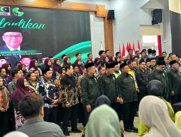 Pengurus MD KAHMI dan FORHATI Kukar mengikuti pelantikan kepengurusan periode 2026–2031 di Pendopo Odah Etam, Tenggarong, Kamis, 18 Juni 2026. Aulia Rahman Basri dilantik sebagai Koordinator Presidium MD KAHMI Kukar. (Angga/okeborneo.com)