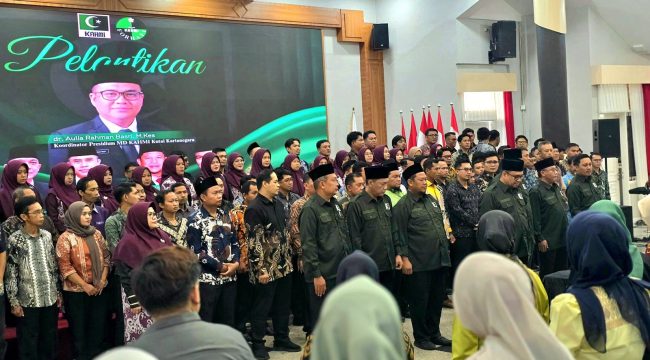 Pengurus MD KAHMI dan FORHATI Kukar mengikuti pelantikan kepengurusan periode 2026–2031 di Pendopo Odah Etam, Tenggarong, Kamis, 18 Juni 2026. Aulia Rahman Basri dilantik sebagai Koordinator Presidium MD KAHMI Kukar. (Angga/okeborneo.com)